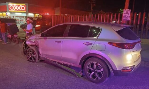 Motociclista muere tras impacto contra camioneta que le cortó el paso en Torreón