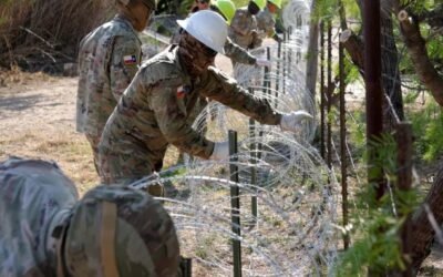 A pesar de la baja en cruces migratorios, Texas refuerza frontera con más Guardia Nacional y alambre de púas