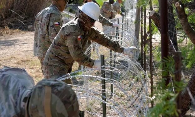 A pesar de la baja en cruces migratorios, Texas refuerza frontera con más Guardia Nacional y alambre de púas