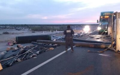 Tráiler cargado con tubería de PVC vuelca en la carretera Torreón-Saltillo