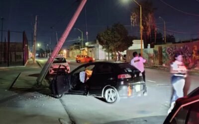 Conductor ebrio se estrella contra poste de la CFE en Torreón; intentó huir tras el impacto