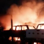 Incendio en taller mecánico de Torreón deja dos camionetas calcinadas y cuantiosos daños