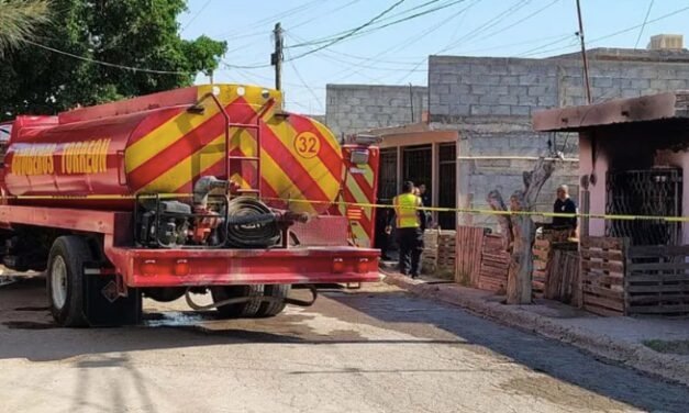Mujer y dos hijos inhalan humo durante incendio en su vivienda en Torreón