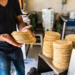 Gobierno de Sheinbaum busca bajar precio de la tortilla pese a resistencia del sector
