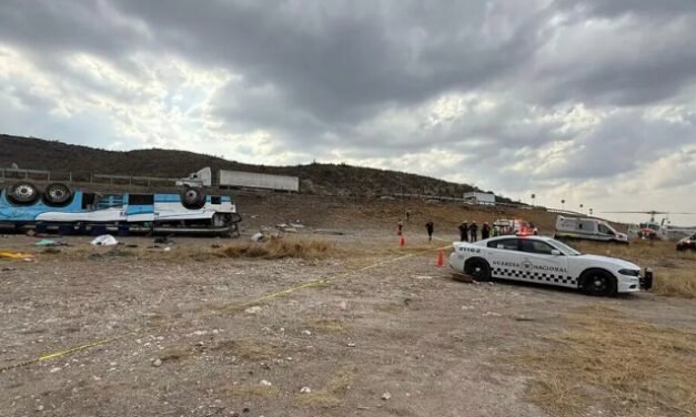 Tragedia en carretera 57: vuelca autobús de comerciantes de Monclova, hay 3 muertos y 15 heridos