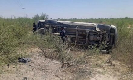 Fatal volcadura en Tlahualilo deja dos jóvenes muertos y dos heridos graves