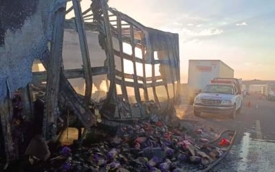Se incendia tráiler con 10 toneladas de productos en el Libramiento Norte; una caja terminó calcinada