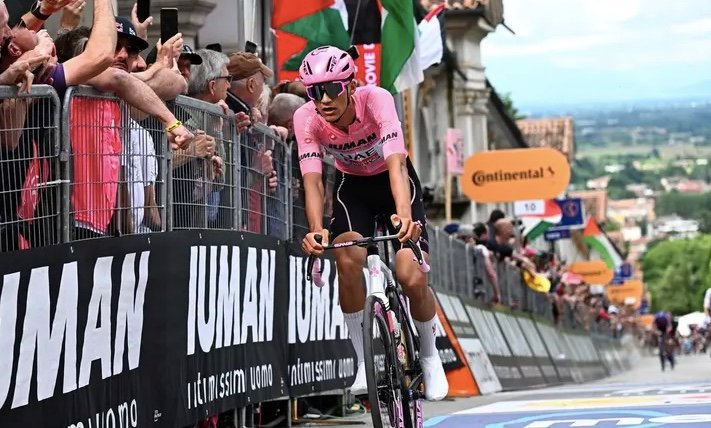 Isaac Del Toro sigue líder del Giro de Italia y amplía su ventaja sobre Ayuso