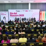 Reconocen en Torreón a docentes con hasta 50 años de servicio en el Día del Maestro