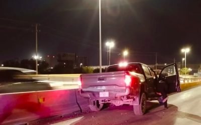 Pickup choca contra ballenas de concreto en Torreón y abandona el lugar