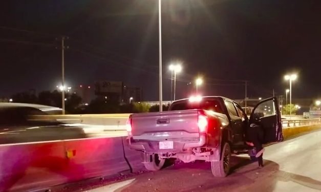 Pickup choca contra ballenas de concreto en Torreón y abandona el lugar
