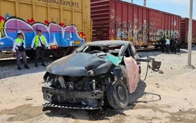 Conductora intenta ganarle el paso al tren en Gómez Palacio y termina hospitalizada