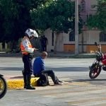 Motociclista resulta herido tras ser embestido por un taxista que huyó en Torreón