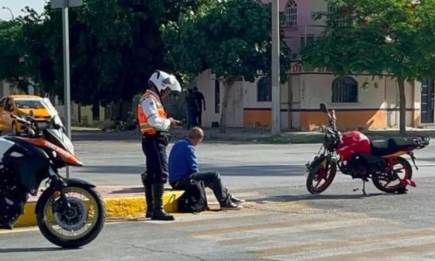 Motociclista resulta herido tras ser embestido por un taxista que huyó en Torreón
