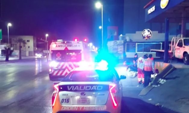 Familia con bebé de 2 años derrapa en motocicleta en el bulevar Revolución de Torreón