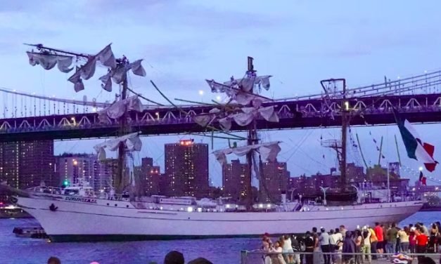 Tragedia en Nueva York: Buque escuela Cuauhtémoc choca con el puente de Brooklyn; mueren dos tripulantes mexicanos