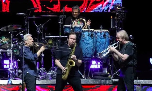 Chicago conquista Torreón con lleno total y nostalgia rockera en el Coliseo Centenario