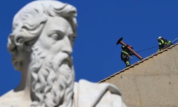 Instalan la chimenea del cónclave en la Capilla Sixtina: el Vaticano se prepara para elegir nuevo papa
