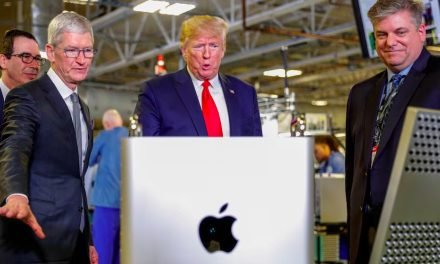 Trump amenaza a Apple con aranceles del 25% si no fabrica el iPhone en EE. UU.