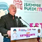 Román Cepeda entrega apoyos económicos a estudiantes de Enfermería del DIF Torreón