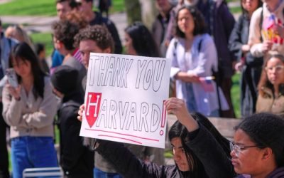 Trump revoca a Harvard el permiso para inscribir estudiantes extranjeros y amenaza su estatus legal