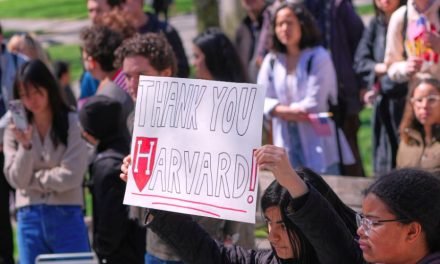 Trump revoca a Harvard el permiso para inscribir estudiantes extranjeros y amenaza su estatus legal