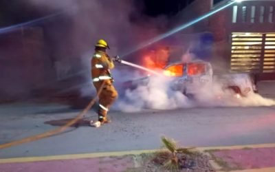 Camioneta de lujo se incendia en Lerdo y queda como pérdida total
