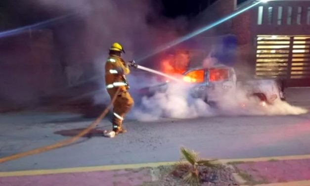 Camioneta de lujo se incendia en Lerdo y queda como pérdida total