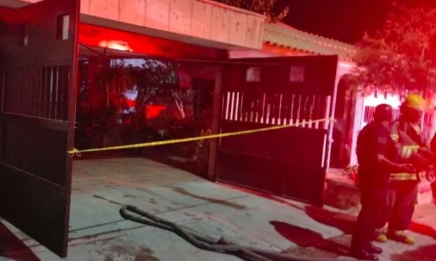 Hombre muere en incendio en su vivienda de Torreón Jardín; su esposa sobrevive
