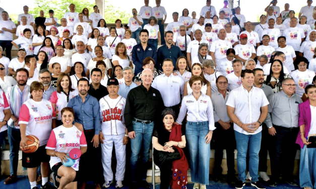 Alcalde de Torreón entrega uniformes y anuncia obras en beneficio de adultos mayores y personas con discapacidad