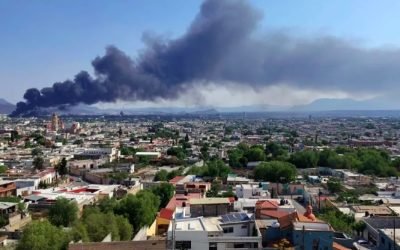 Incendio en recicladora de Saltillo genera columna de humo y moviliza cuerpos de emergencia