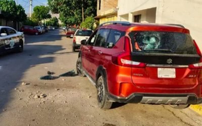 Pelea entre mujeres en Rincón La Merced termina con vehículos dañados en Torreón