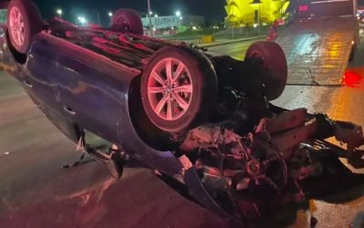 Mujer en estado de ebriedad vuelca su auto en el Periférico de Torreón