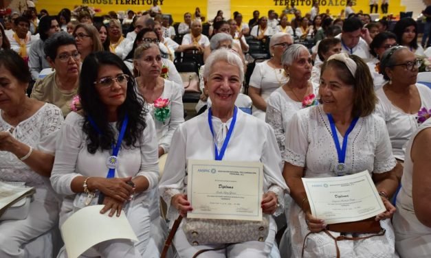 Graduación de 28 mujeres en programas de desarrollo personal del DIF Torreón y ANSPAC