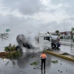 Tráiler de Lala derriba postes de luz y causa fuga de gas en el Periférico de Torreón