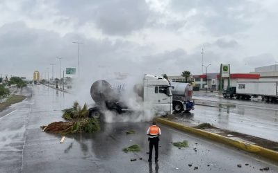 Tráiler de Lala derriba postes de luz y causa fuga de gas en el Periférico de Torreón