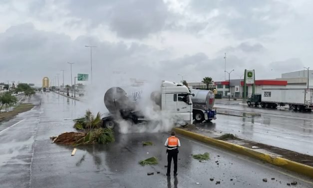 Tráiler de Lala derriba postes de luz y causa fuga de gas en el Periférico de Torreón