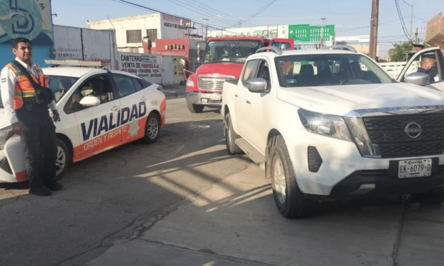 Amenaza a tránsito con pistola de postas tras pasarse semáforo en rojo en Torreón