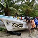 Erick toca tierra como huracán categoría 3 en Oaxaca: despliegan más de 30 mil elementos de auxilio
