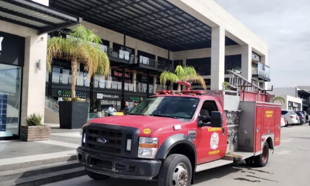 Controlan incendio en tintorería ubicada en plaza comercial de La Nogalera, en Torreón