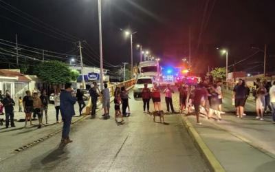 Protesta en Las Julietas: Vecinos bloquean puente por falta de luz y agua en Torreón