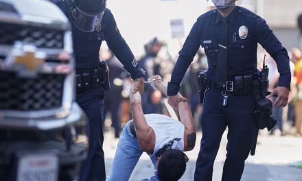 Newsom desafía a Trump por militarizar Los Ángeles ante protestas migratorias