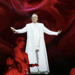 Miguel Bosé conquista Torreón con noche de nostalgia y pasión en el Coliseo Centenario