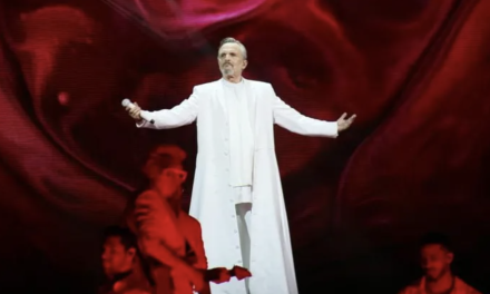 Miguel Bosé conquista Torreón con noche de nostalgia y pasión en el Coliseo Centenario