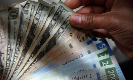 Las remesas desde EU hacia México caen 12% en abril: su peor desplome en más de una década