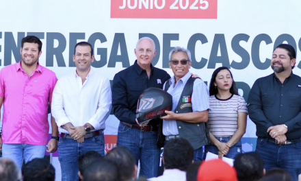 Torreón impulsa movilidad segura: Alcalde entrega 500 cascos a motociclistas capacitados
