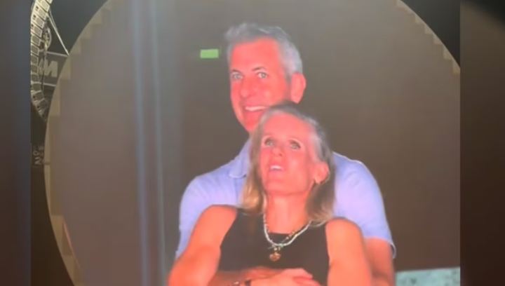 Kiss Cam delata infidelidad en concierto de Coldplay y desata escándalo viral