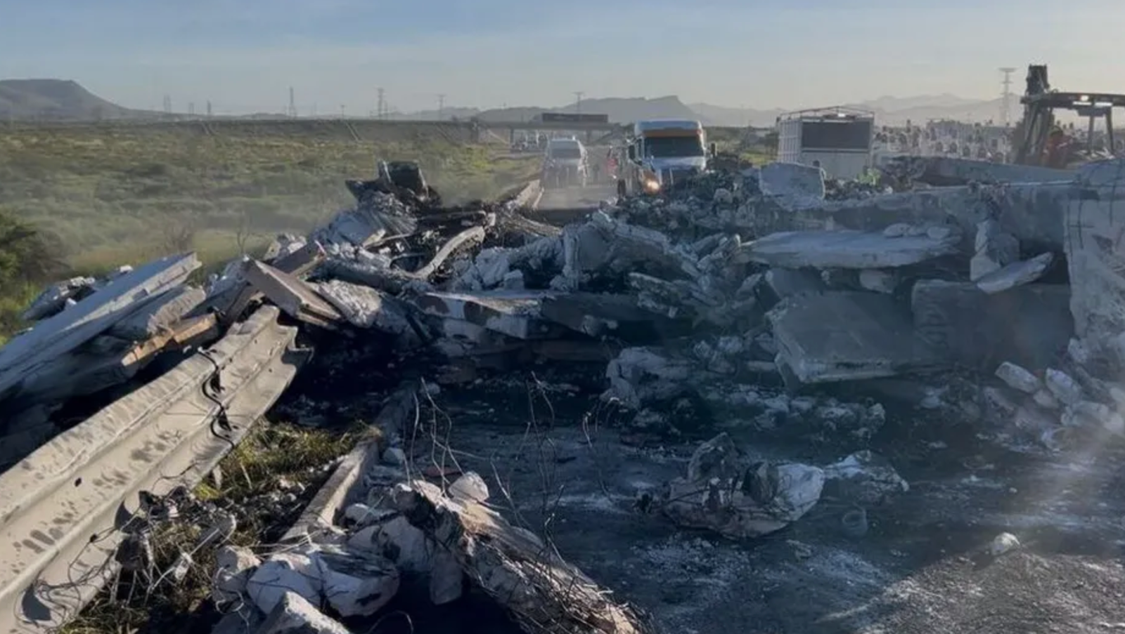 Explosión tras choque entre pipa y tráiler deja dos muertos en Ramos Arizpe; cerrada la vialidad por más de 10 horas