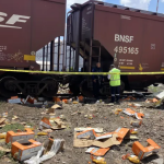 Tráiler intenta ganarle el paso al tren y provoca accidente con rapiña en Gómez Palacio