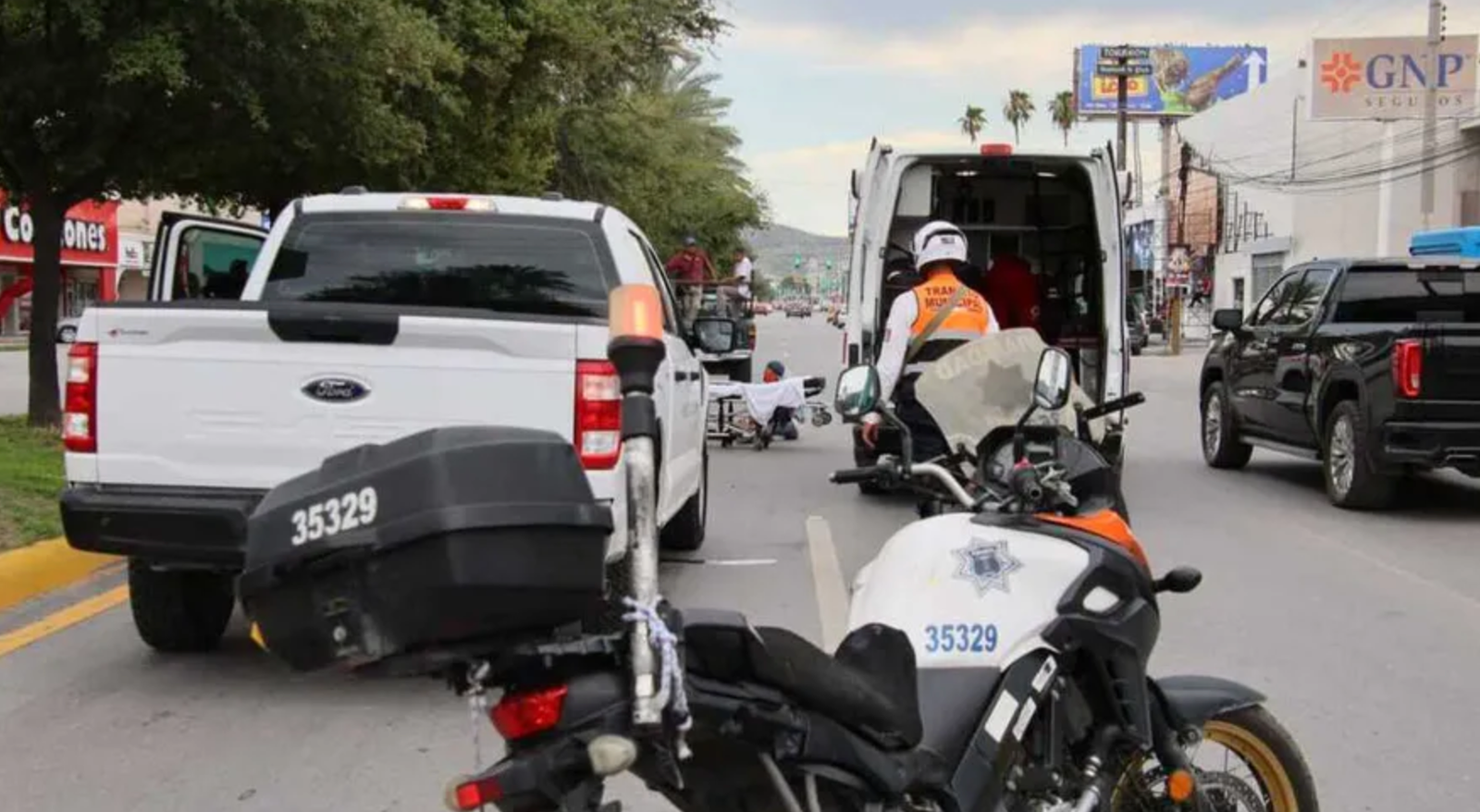 Atropellan a joven tras bajarse sin precaución de una camioneta en Torreón